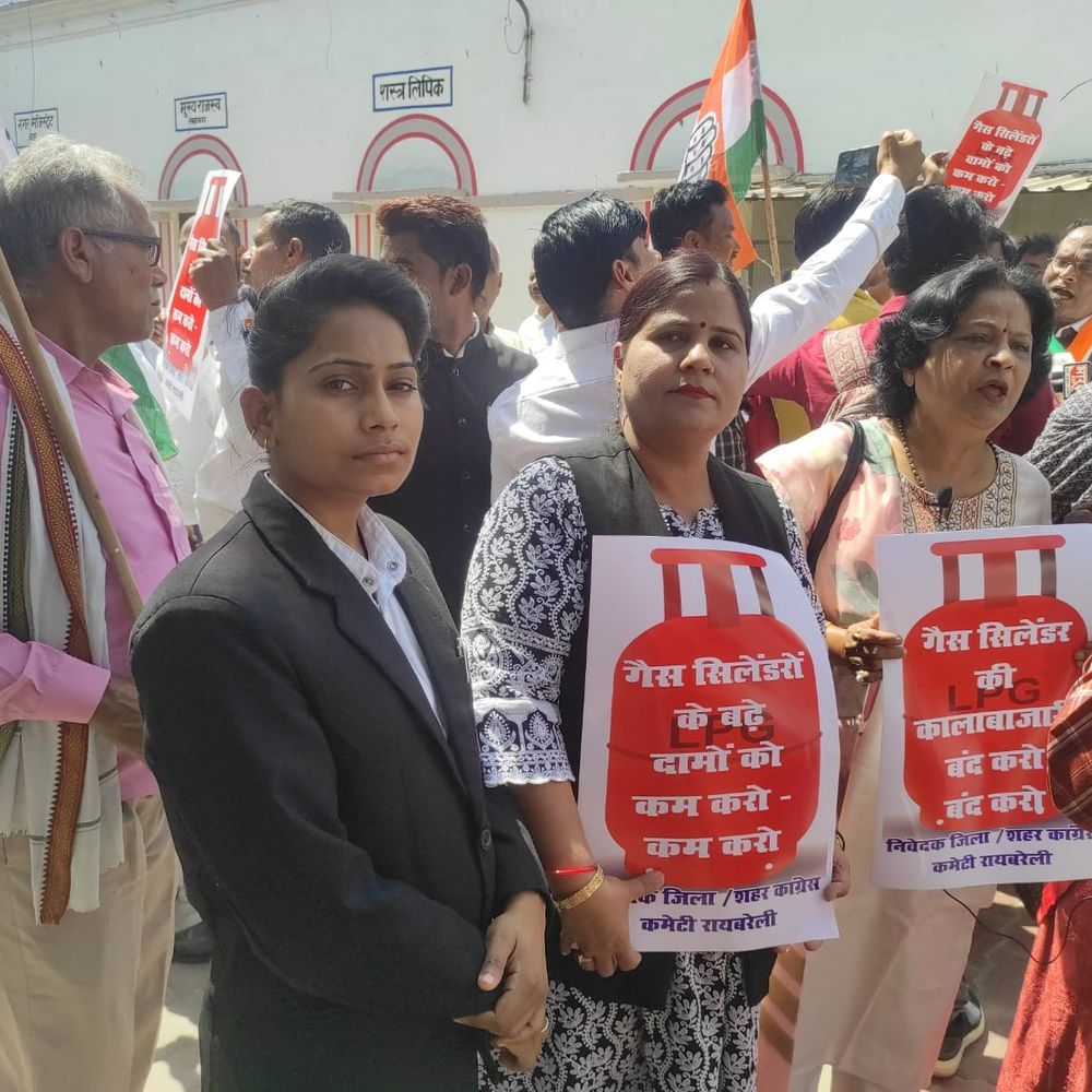 रायबरेली में कांग्रेस का प्रदर्शन:गैस सिलेंडर की कीमतों और कमी के खिलाफ कलेक्ट्रेट पर विरोध