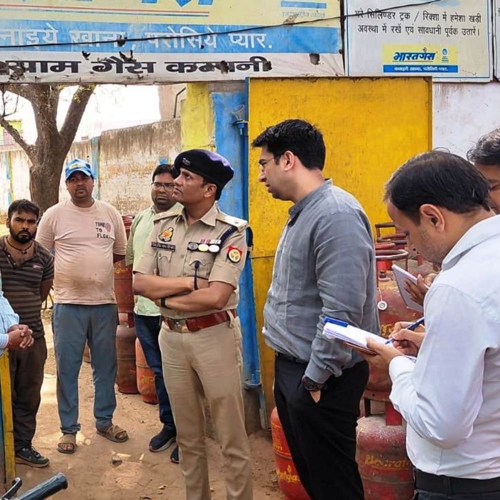 डीएम-एसपी ने गैस एजेंसियों का निरीक्षण किया:वितरण व्यवस्था, स्टॉक जांचा; डीएम बोले- पर्याप्त मात्रा में स्टॉक मौजूद