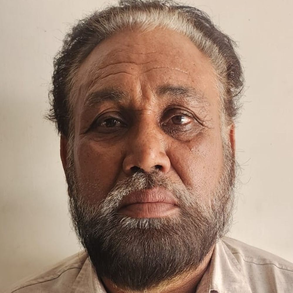 50 हजार इनामी गौ-तस्कर गुजरात से गिरफ्तार:STF ने पकड़ा, 18 गोवंश तस्करी केस में 2 साल से था वांछित