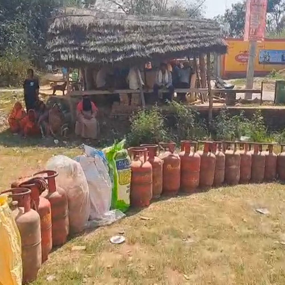 प्रतापगढ़ में गैस सिलेंडर के लिए एजेंसियों पर भारी भीड़:4-5 घंटे लाइन में लगकर ले रहे सिलेंडर, संचालक बोले- एलपीजी सिलेंडरों की कमी नहीं