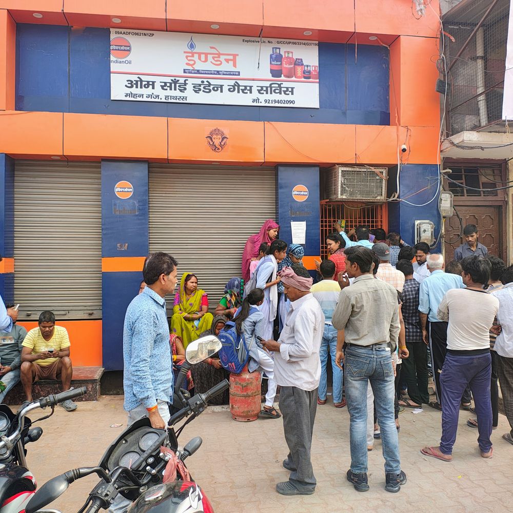 हाथरस में रसोई गैस की किल्लत:बुकिंग-डिलीवरी में समस्या, लोगों के पहुंचने से पहले शटर डाउन किए गए