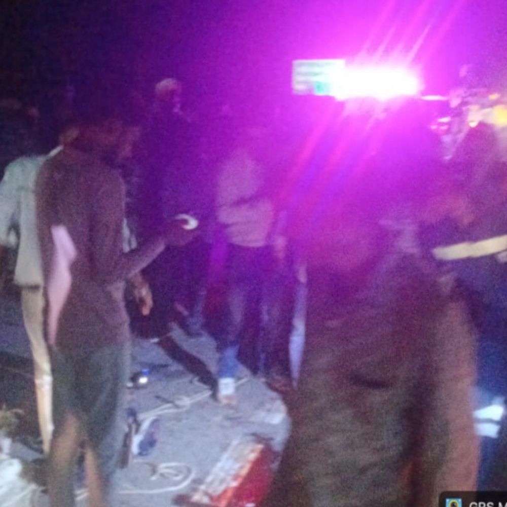 आगरा में सड़क हादसे में 2 लोगों की मौत:नामकरण संस्कार से लौट रहे 25 लोगों को ट्रक ने मारी टक्कर, 4 की हालत गंभीर