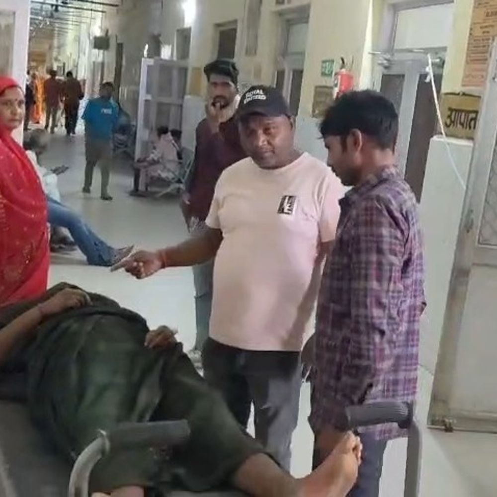 गोंडा में चलती बस से कूदकर महिला ने दी जान:पति के साथ दिल्ली से इलाज कराकर लौट रही थी, सिर में गांठ होने से थी परेशान