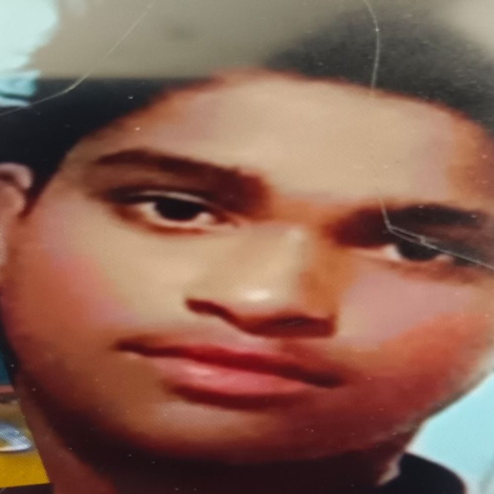 शाहजहांपुर में ट्रैक्टर-ट्रॉली की टक्कर से किशोर की मौत:फूफा की बाइक से नुमाइश देखने जा रहे थे, दो दोस्त घायल