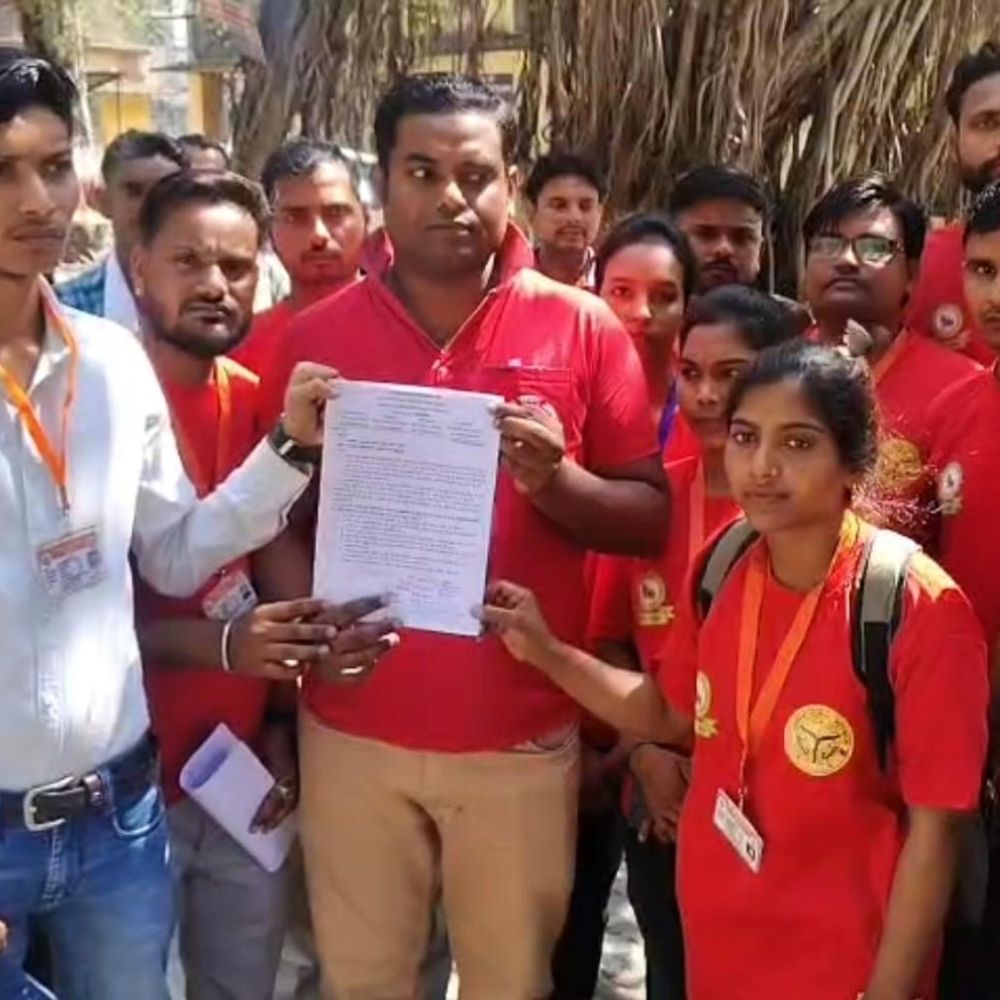 हमीरपुर में आपदा मित्रों का प्रदर्शन, डीएम को सौंपा ज्ञापन:मानदेय और रोजगार की मांग, बोले- आपदा में काम के बाद भी बेरोजगार