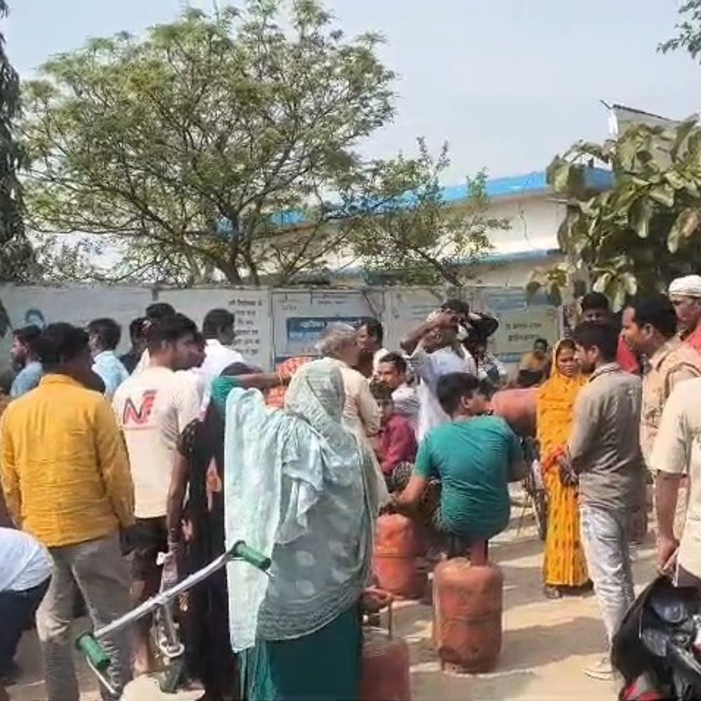 गोंडा में गैस सिलेंडर के लिए 5 दिन से इंतजार:एजेंसियों पर लोगों की लंबी लाइन, पहले बुकिंग वालों को मिल रहा सिलेंडर, DSO की अपील बेअसर