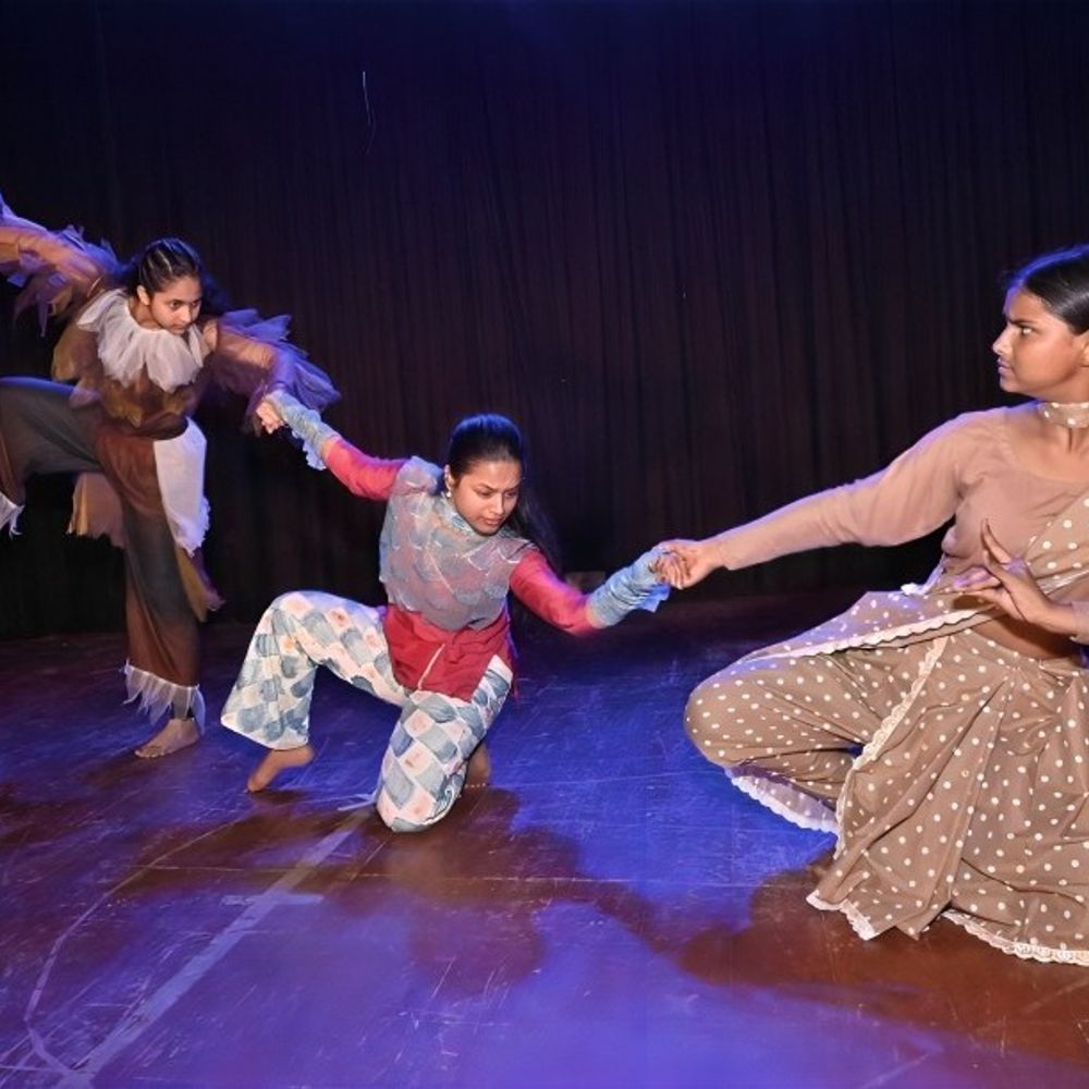 लखनऊ में 'नृत्य' का मंचन:यायावर रंगमंडल ने प्रकृति, जीवन-मृत्यु का दर्शन दिखाया