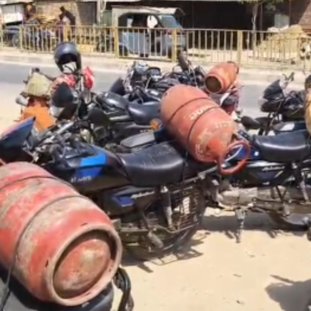 मिर्जापुर में गैस सिलेंडर की किल्लत से उपभोक्ता परेशान:बुकिंग के बाद भी देरी, एजेंसी ने 24 घंटे में आपूर्ति का दावा किया