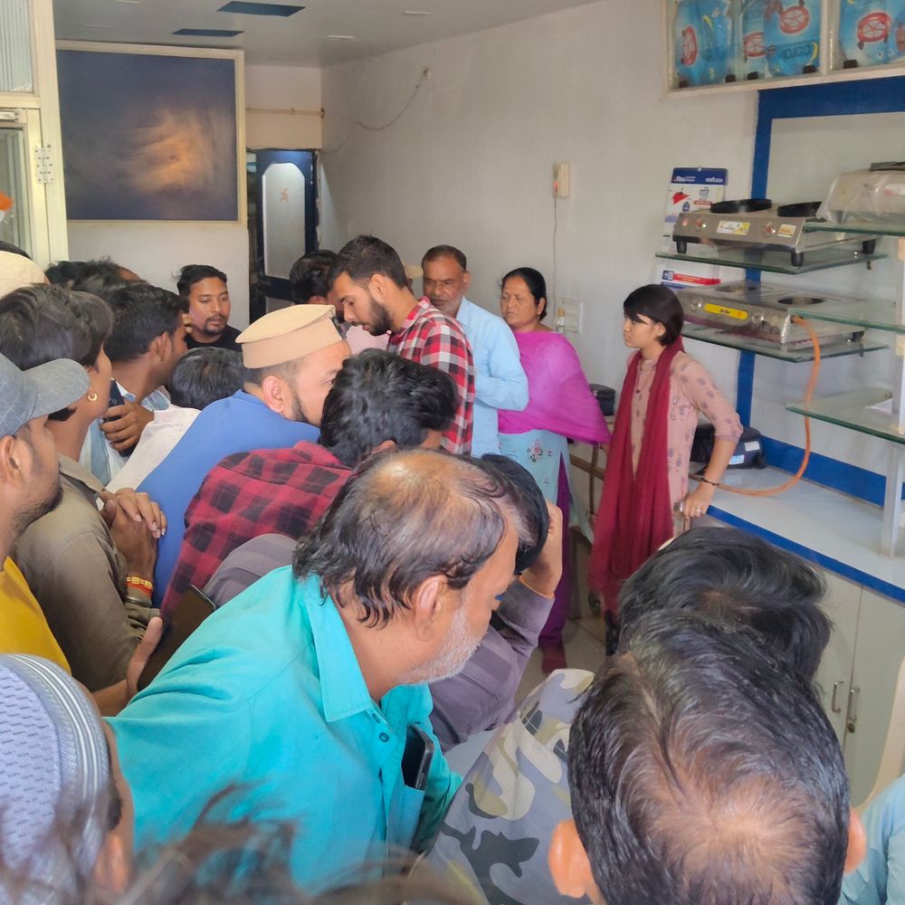 रायसेन में गैस सिलेंडर के लिए लंबी कतारें:प्रशासन बोला- जिले में पर्याप्त स्टॉक, 17 एजेंसियों पर 10384 सिलेंडर उपलब्ध, अफवाहों के चलते बड़ी भीड़