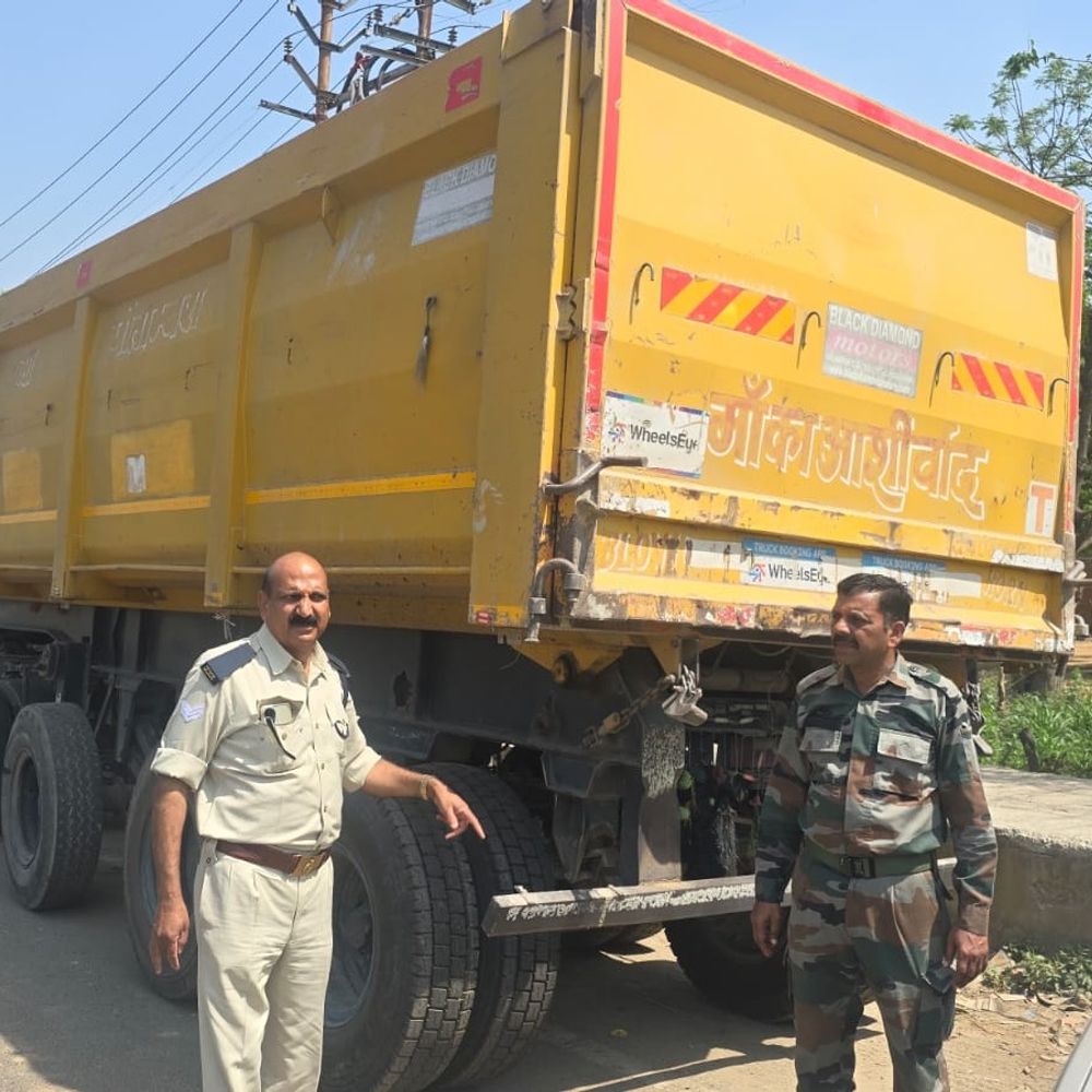 फर्रुखाबाद में 9 ट्रक सीज:बकाया कर व ओवरलोडिंग पर एआरटीओ की कार्रवाई