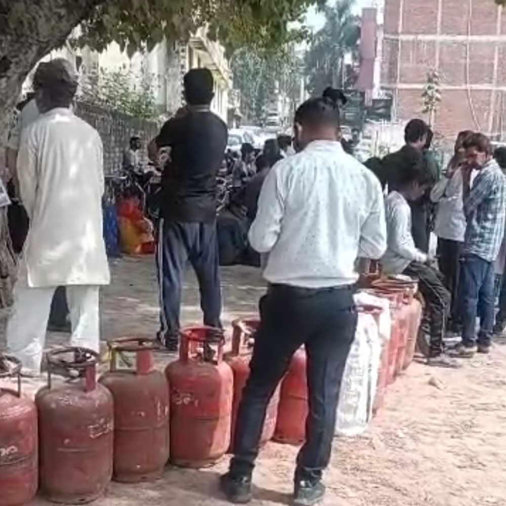 अंबेडकरनगर में अब घर पहुंचेगा गैस सिलेंडर:कालाबाजारी रोकने के लिए प्रशासन ने किए कड़े इंतजाम, पर्याप्त स्टॉक उपलब्ध