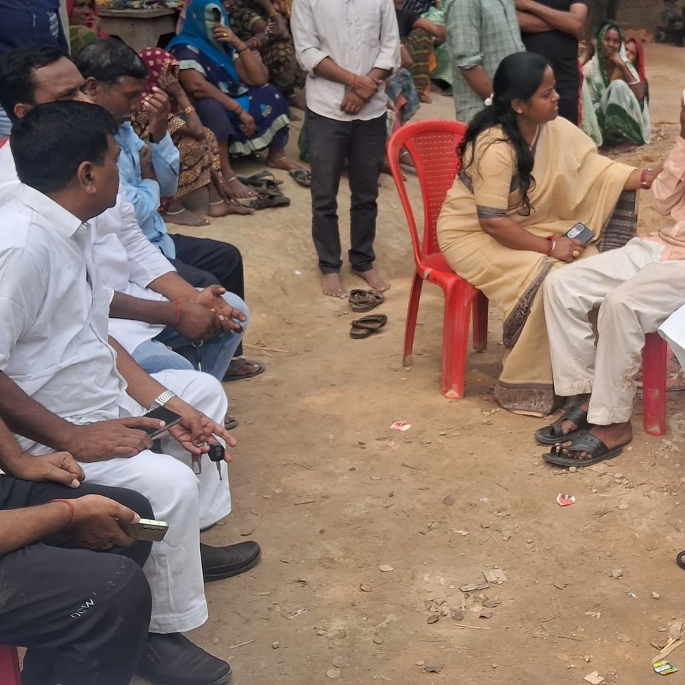 सपा प्रतिनिधिमंडल पीड़ित परिवार से मिला:भदोही में दोषी को कड़ी सजा दिलाने और निष्पक्ष जांच की मांग