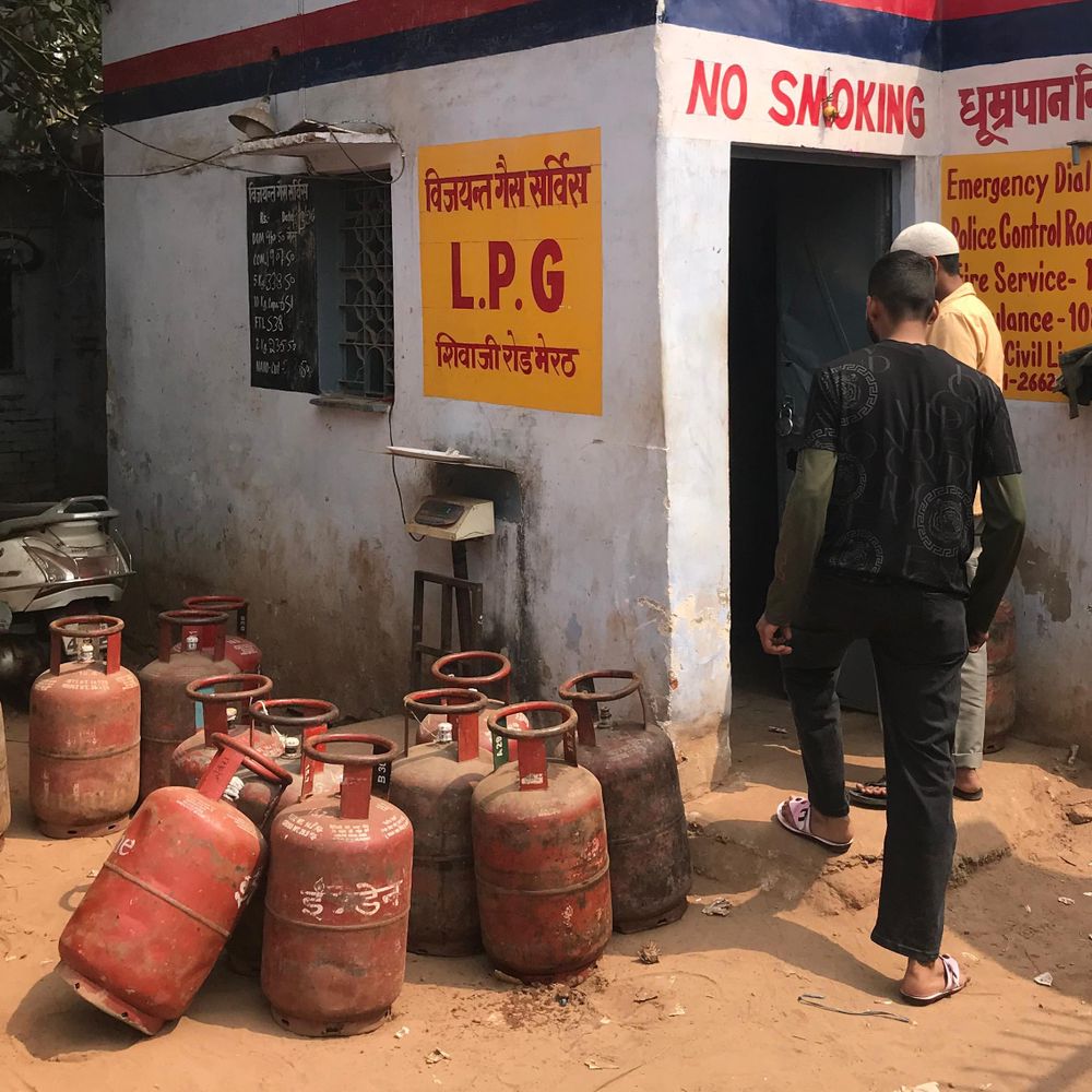 मेरठ में एलपीजी गैस किल्लत पर डीएम सख्त:जमाखोरी और अफवाह फैलाने वालों पर होगी कार्रवाई, सोशल मीडिया पर भी निगरानी