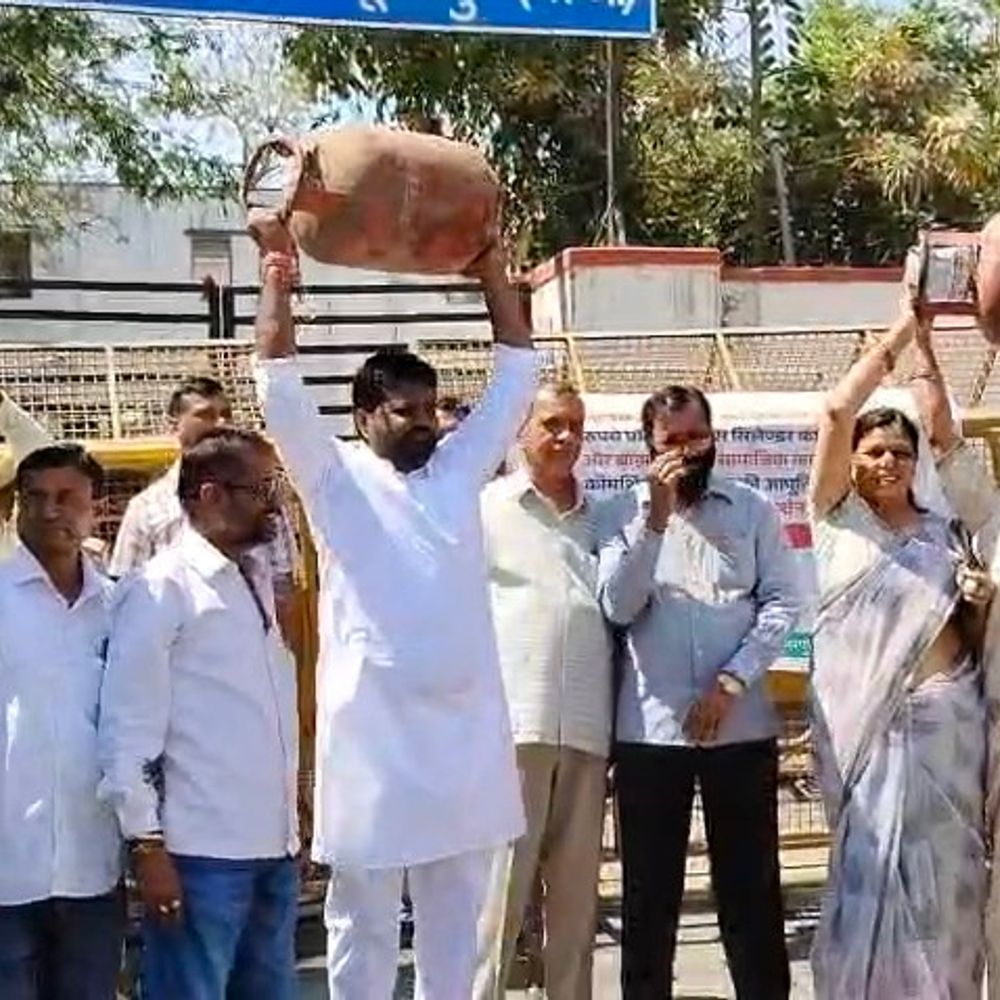 कांग्रेस का हल्ला बोल प्रदर्शन:  विधायक के साथ कार्यकर्ताओं ने सिलेंडर पकड़कर नारे लगाए, रसोई गैस की कीमतों में बढ़ोतरी पर विरोध – Dungarpur News