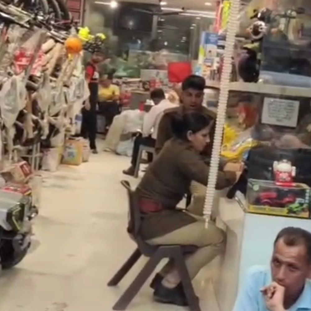 सहारनपुर में GST विभाग की छापेमारी से हड़कंप:घंटाघर स्थित बाबा साइकिल दुकान पर पहुंची टीम, 6 घंटे से जांच जारी