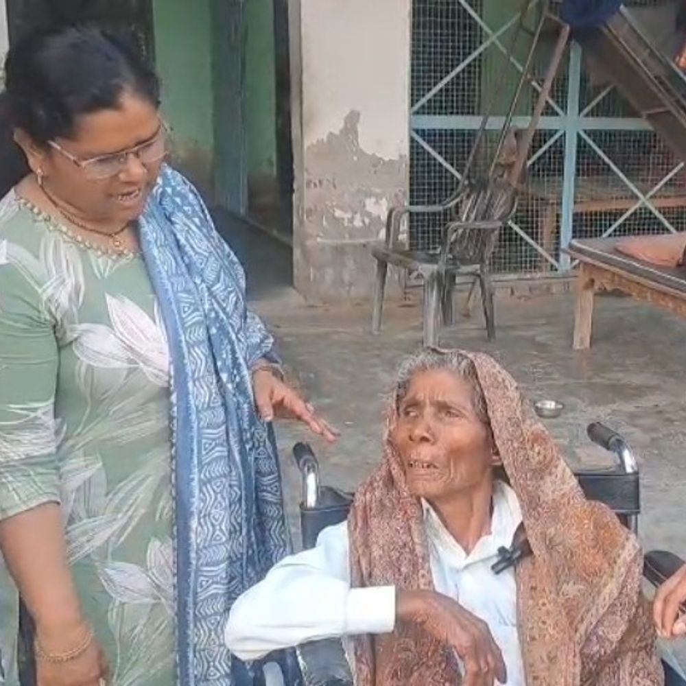 बुलंदशहर में बेटे ने मां को रेलवे स्टेशन पर छोड़ा:पैसे लाने का बहाना बनाकर नहीं लौटा, दो दिन बाद आरपीएफ ने बचाया