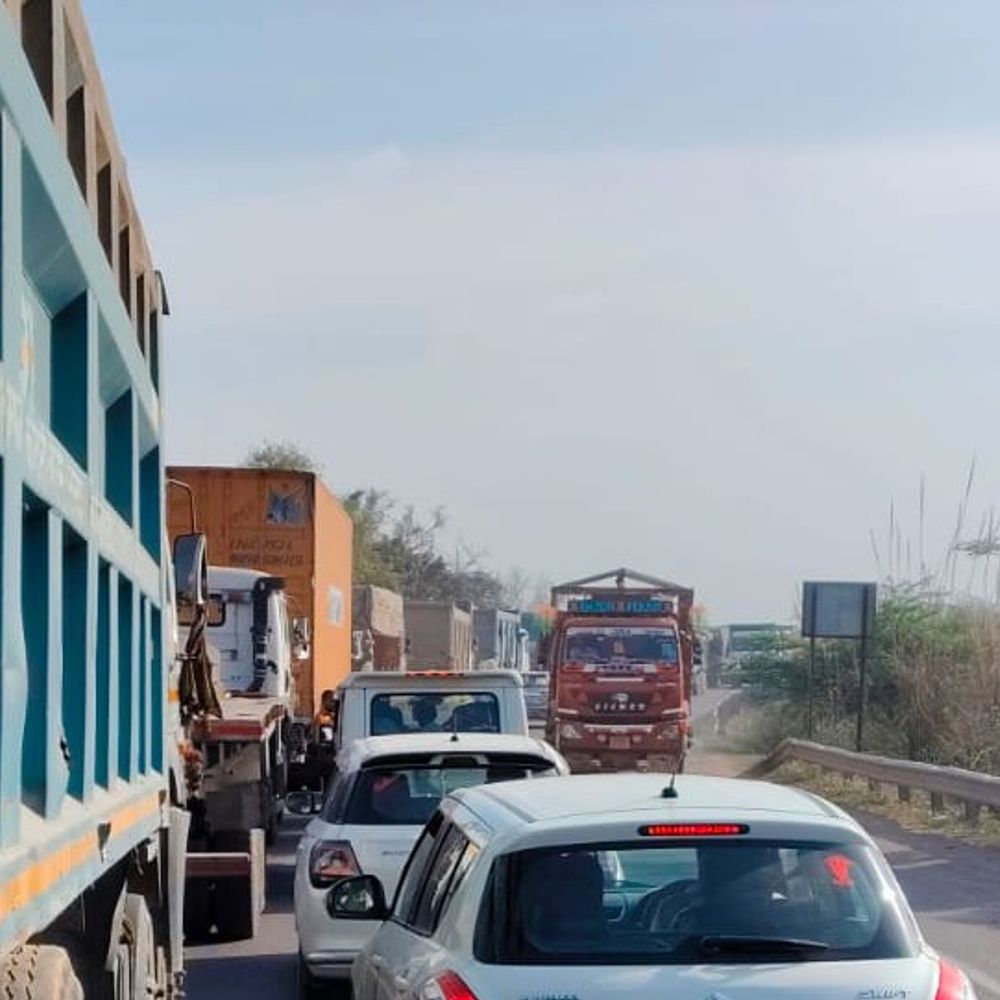 कानपुर-सागर हाईवे पर 5 वाहन खराब:20km तक लगा जाम, 7 घंटे तक गाड़ियों की लाइन लगी रही