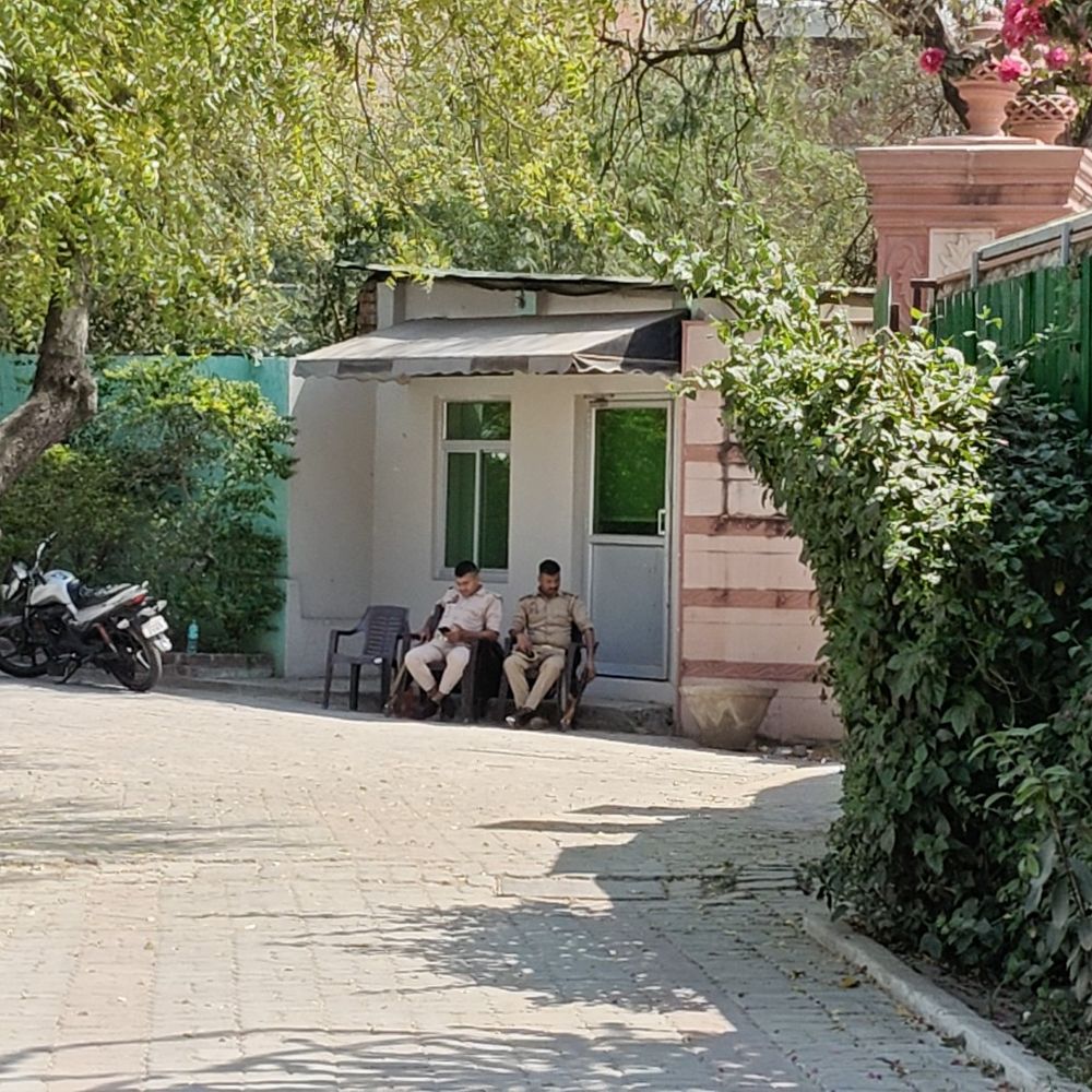 बांदा में आयकर विभाग की बड़ी छापेमारी:पूर्व विधायक, बसपा प्रत्याशी सहित कई कारोबारियों के दस्तावेजों व वित्तीय लेन-देन की जांच