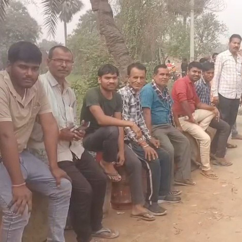 सीतामढ़ी में रसोई गैस की किल्लत:सुबह 3 बजे से एजेंसियों पर लाइन; होम डिलीवरी ठप, सिलेंडर नहीं मिलने से लोग परेशान