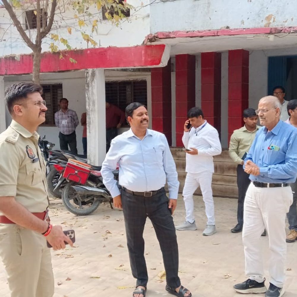 औरैया डीएम-एसपी ने परीक्षा केंद्रों का निरीक्षण किया:पुलिस भर्ती परीक्षा की तैयारियों का जायजा लिया, अधिकारियों को दिए निर्देश