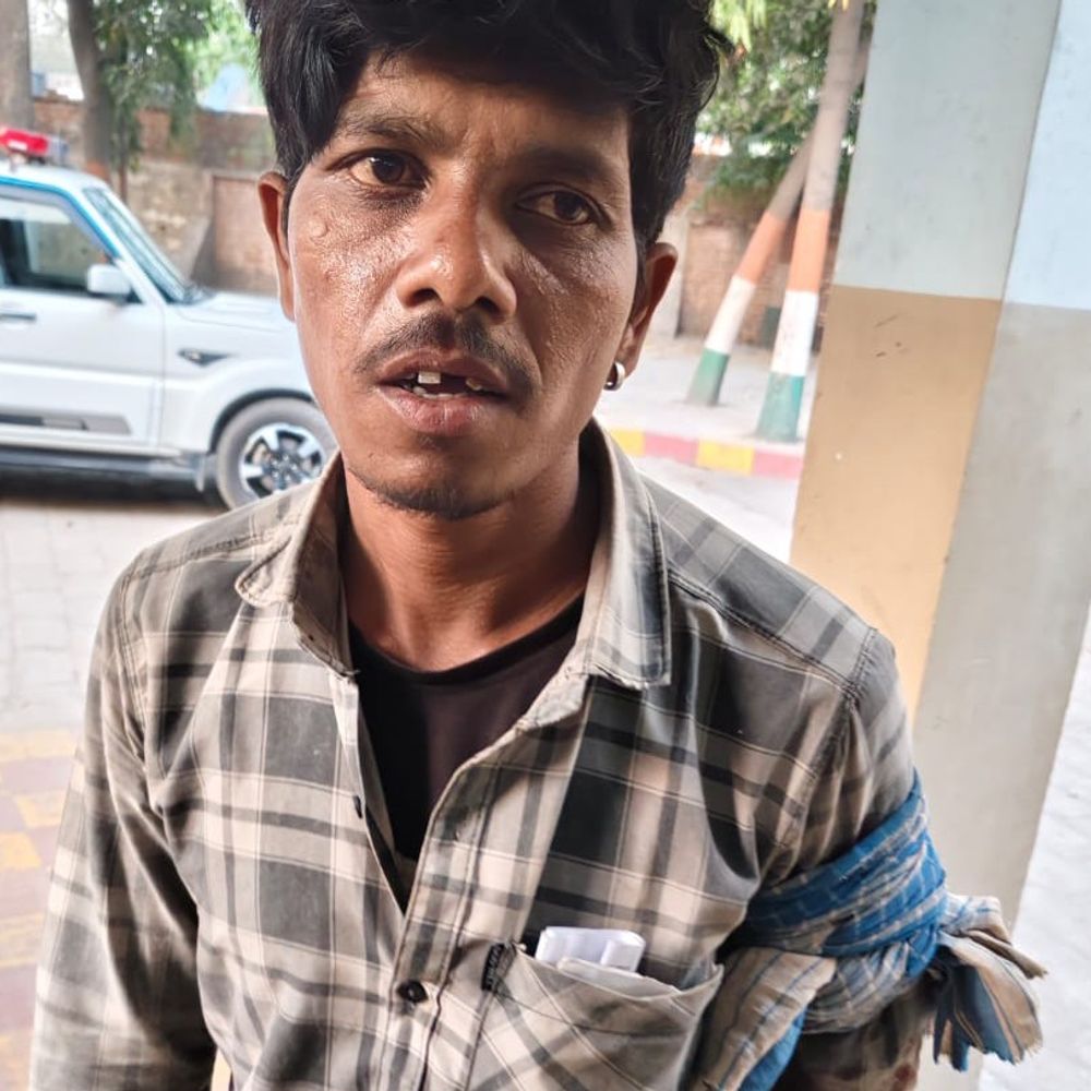 सोनभद्र में बैंक सुरक्षाकर्मी की गोली से युवक घायल:कहासुनी के बाद चली गोली, सिक्योरिटी गार्ड हिरासत में