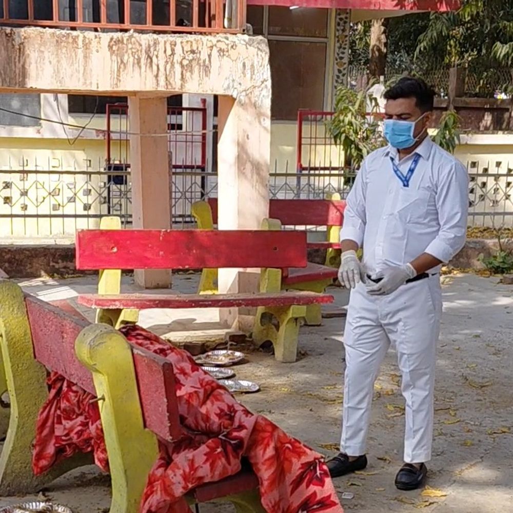 लोहिया अस्पताल में बुजुर्ग महिला का शव मिला:फर्रुखाबाद में बेंच पर मिला शव, शिनाख्त नहीं