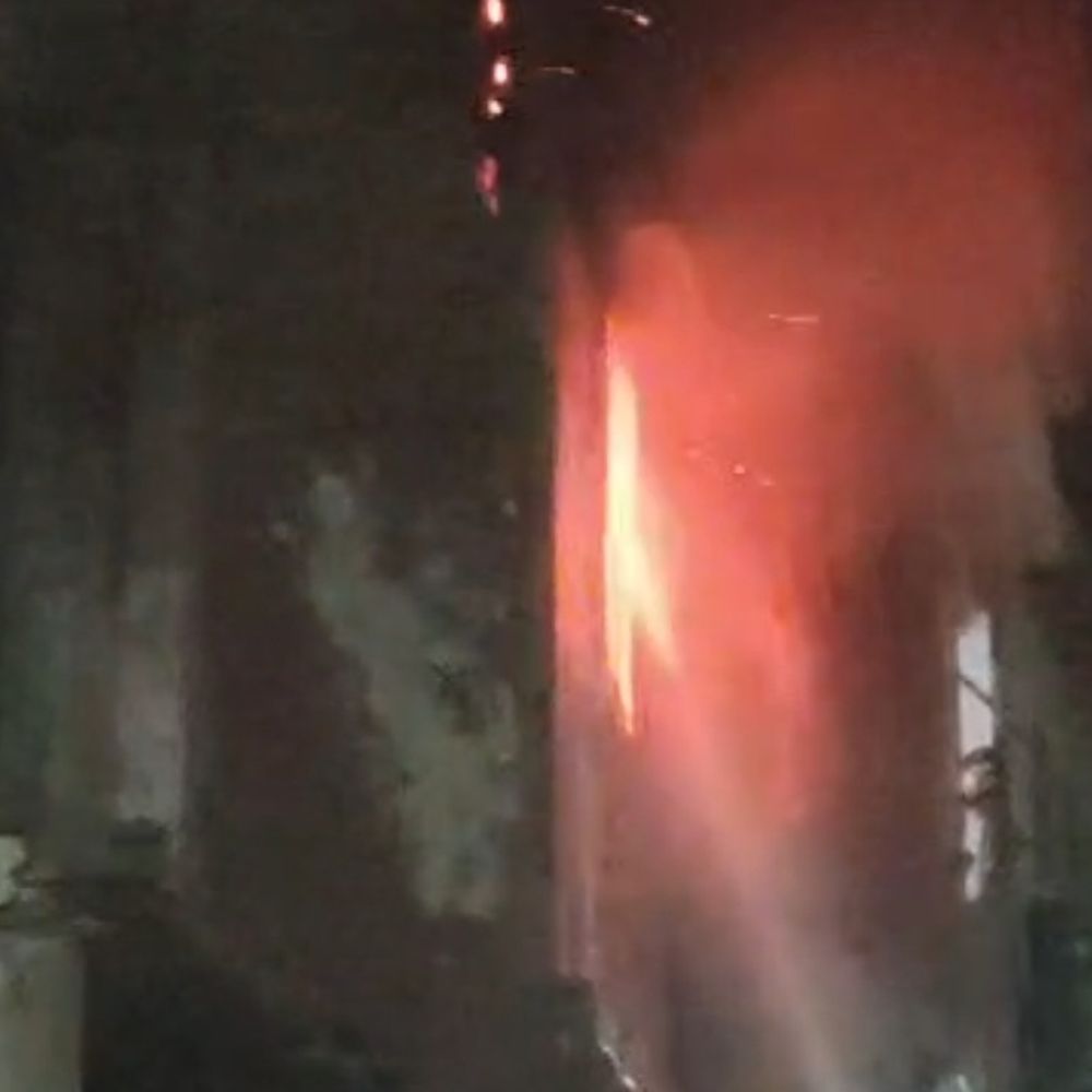 हाथरस में शॉर्ट सर्किट से मकान में लगी आग:लाखों का नुकसान, फायर ब्रिगेड कर्मियों ने पाया काबू