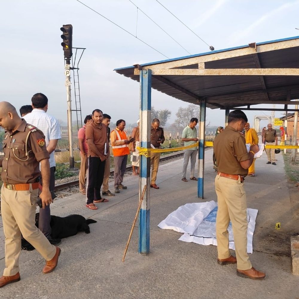 हाथरस में साधु का जला शव मिला:रेलवे स्टेशन परिसर में हत्या की आशंका, जांच जारी