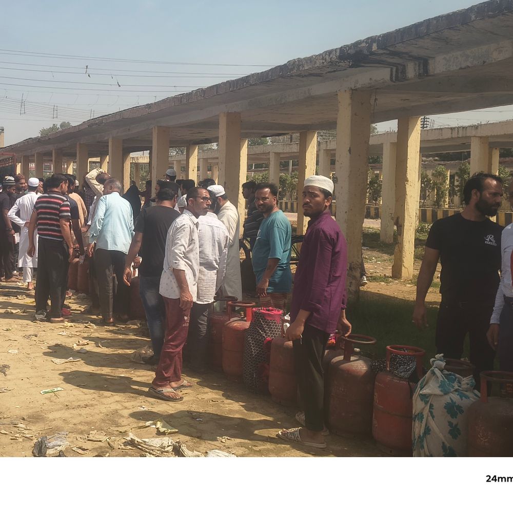 मेरठ में गैस किल्लत, सुबह 5 बजे से लाइन लगी:प्रशासन के दावे फेल, ब्लैक में बिक रहे सिलेंडर; सर्वर ठप होने का आरोप