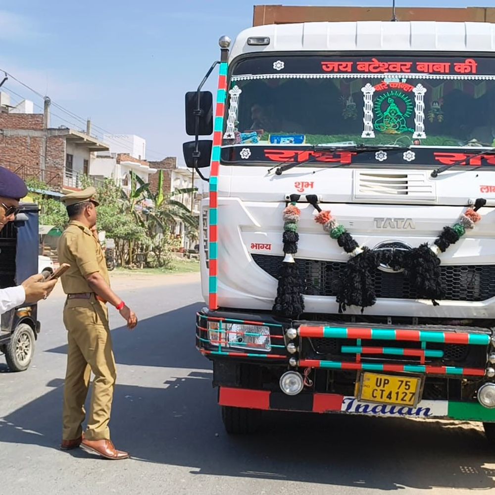 मैनपुरी में 157 वाहनों के चालान:3.30 लाख रुपये का जुर्माना, यातायात पुलिस की प्रतिदिन कार्रवाई जारी