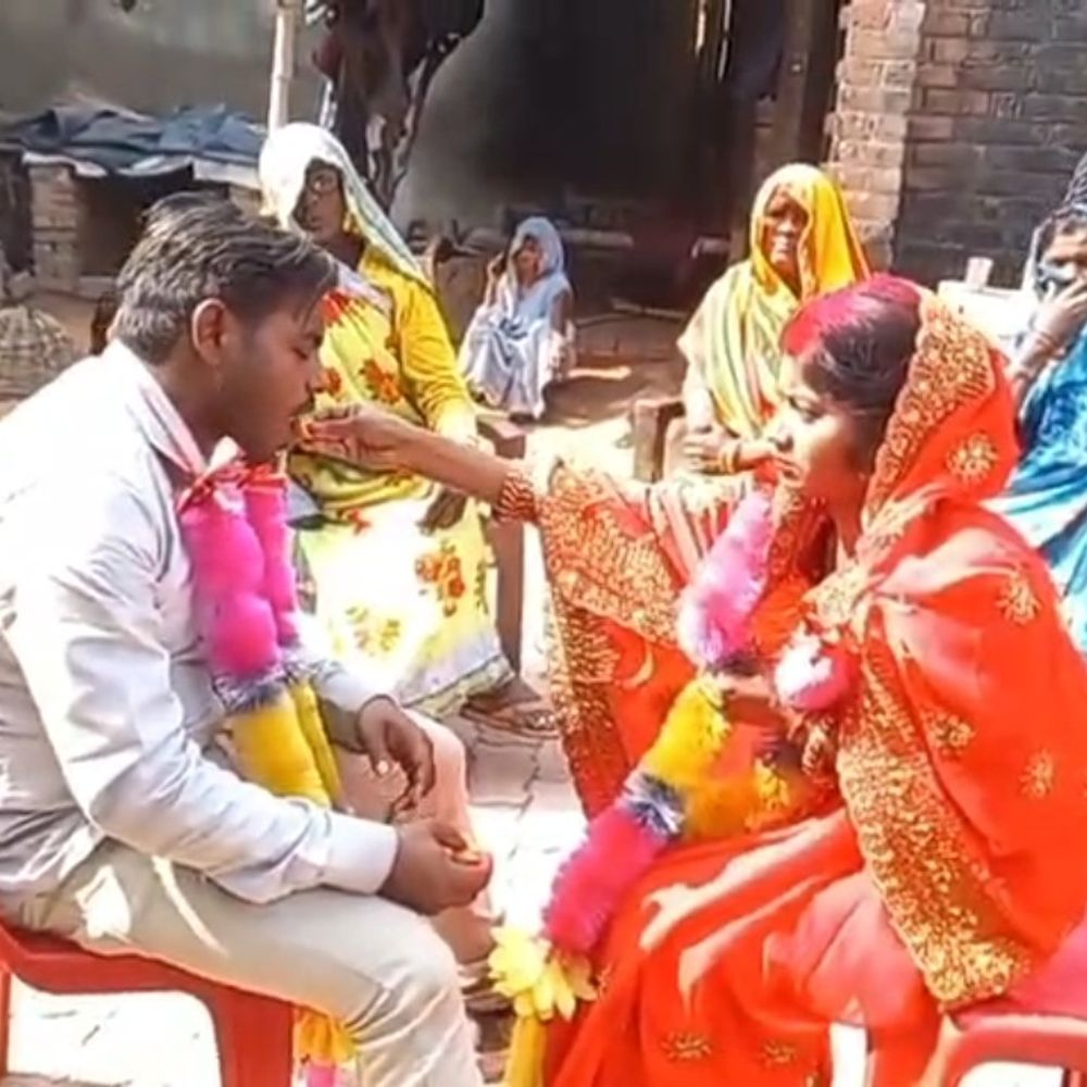 फतेहपुर में प्रधान ने कराया प्रेमी युगल का विवाह:परिवारों की सहमति से पूरी हुई रस्म, लड़का बोला- प्रेमिका को कुछ हुआ तो जिम्मेदारी मेरी