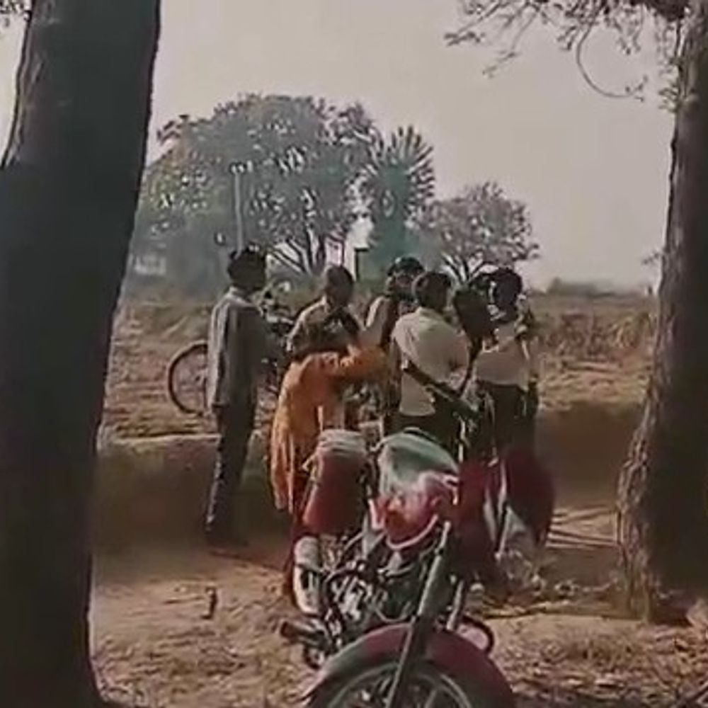 कन्नौज में भैंस से उपले टूटने पर पिता-पुत्री की पिटाई:पुलिस पर शिकायत के बावजूद कार्रवाई न करने का आरोप