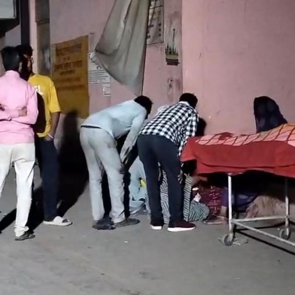 हमीरपुर में अधेड़ ने फांसी लगाकर आत्महत्या की:कमरे में फंदे से लटका मिला शव, प्राइवेट क्लीनिक चलाता था