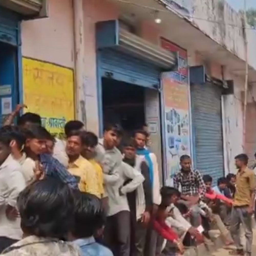 गैस सिलेंडर कीमत बढ़ने व कमी की अफवाह:एजेंसियों पर भीड़, घंटों लाइन में लगने को मजबूर उपभोक्ता; कल महिला हुई थी बेहोश