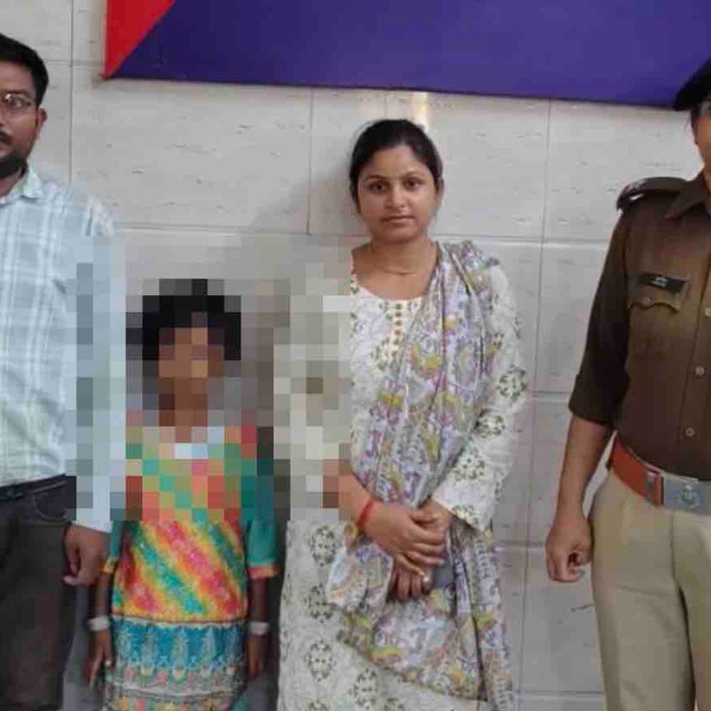 कानपुर सेंट्रल स्टेशन पर भटकती मिली बच्ची:RPF ने चाइल्ड लाइन को सौंपा, परिजनों की तलाश जारी