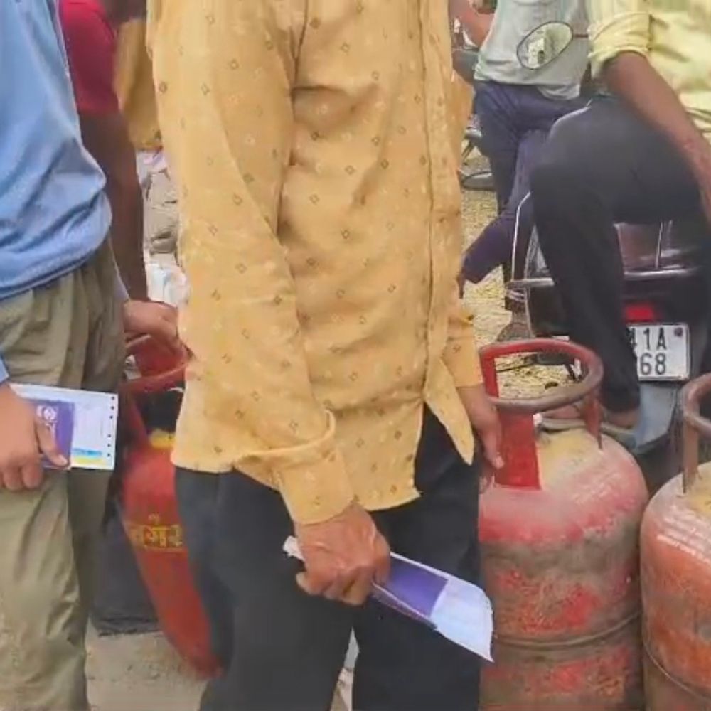 बाराबंकी में गैस सिलेंडर के लिए लगी लाइन:DSO बोले- घरेलू सिलेंडर की कोई कमी नहीं, अफवाहों से बचें