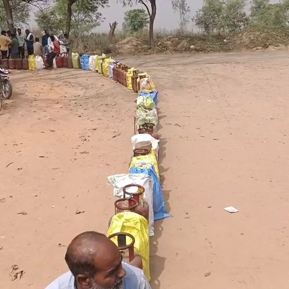 पीलीभीत ने ओटीपी ना आने से गैस वितरण व्यवस्था प्रभावित:लोग घंटों धूप में लाइन में खड़े रहे, अधिकारी बोले- पर्याप्त स्टॉक उपलब्ध