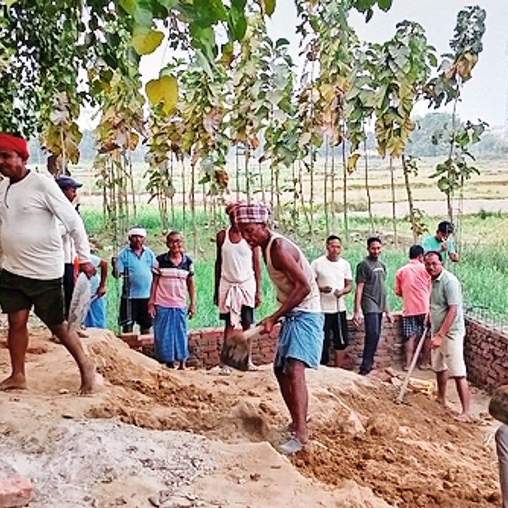 तरुअनवा के ग्रामीणों के सहयोग से ब्रह्मस्थान में की जा रही चारदीवारी