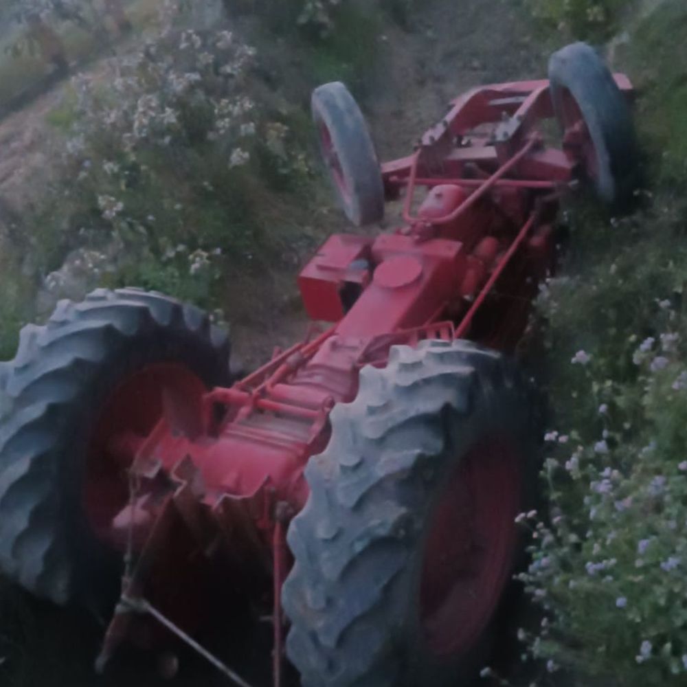 नहर में ट्रैक्टर पलटने से मैकेनिक की मौत:उन्नाव में सर्विस के बाद चेक करने के दौरान हादसा, पोस्टमॉर्टम के लिए भेजा शव