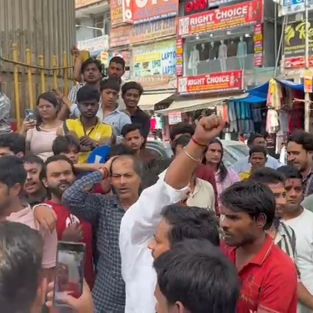 नोएडा में गैस सिलेंडर की कमी:सेक्टर 18 में प्रदर्शन, लोगों ने रोड जाम किया; पुलिस ने समझाकर खुलवाया