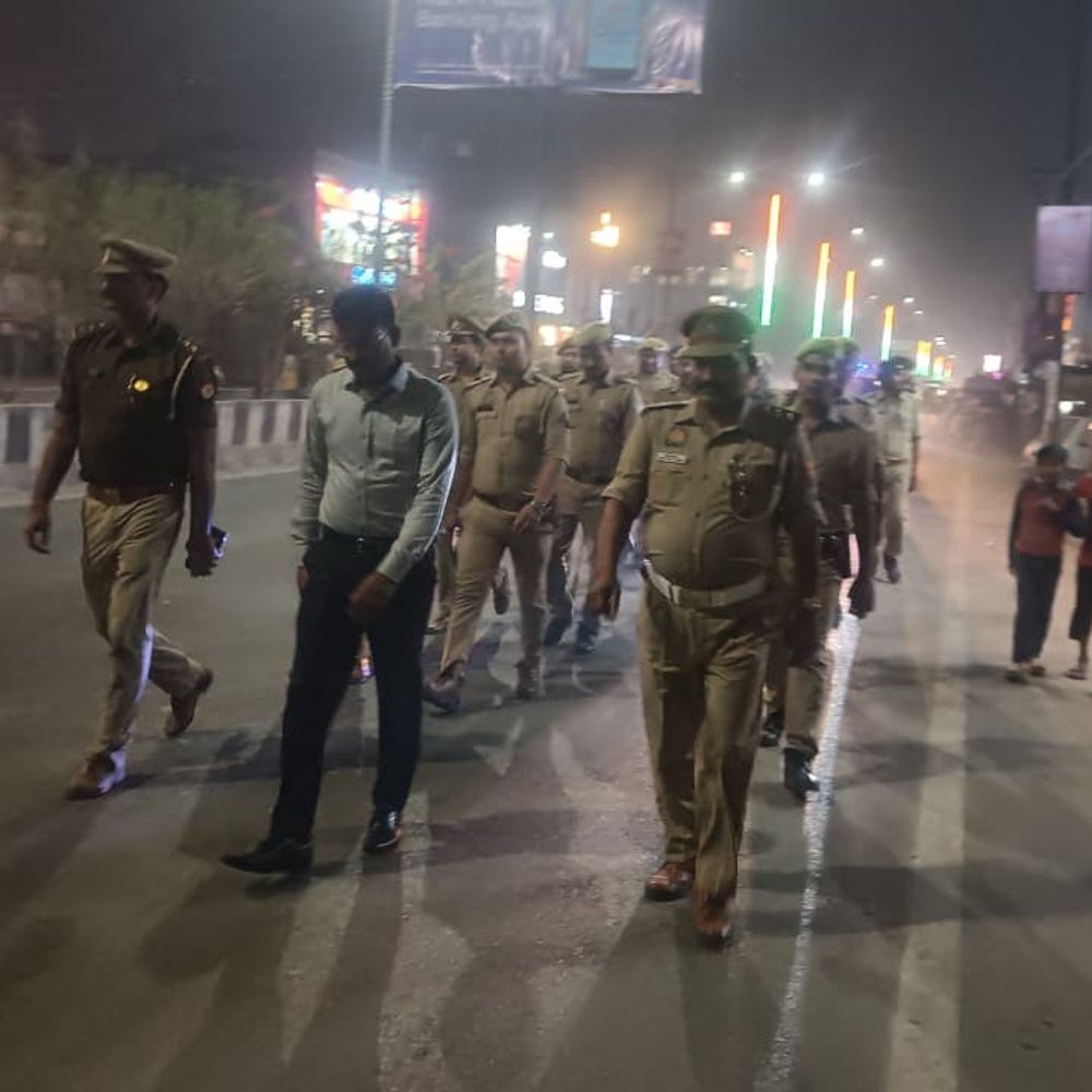 मऊ में एसपी ने पुलिस फोर्स के साथ किया रूट:शांति व्यवस्था सुदृढ़ करने और अतिक्रमण पर दी चेतावनी