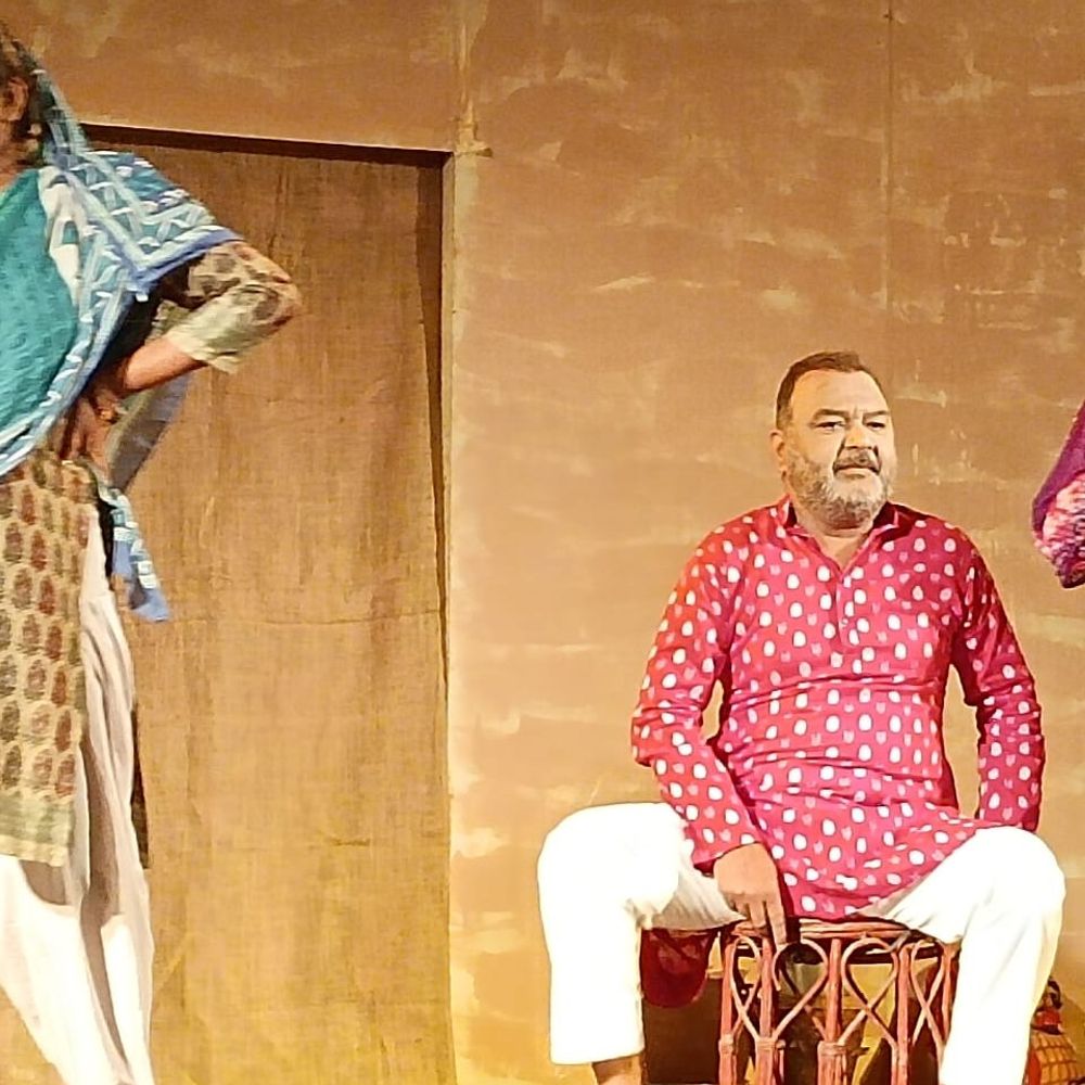 लखनऊ में 'दो-अकेली' नाटक का सफल मंचन:संस्कृति मंत्रालय की ग्रांट पर श्रद्धा मानव सेवा कल्याण समिति ने किया आयोजन