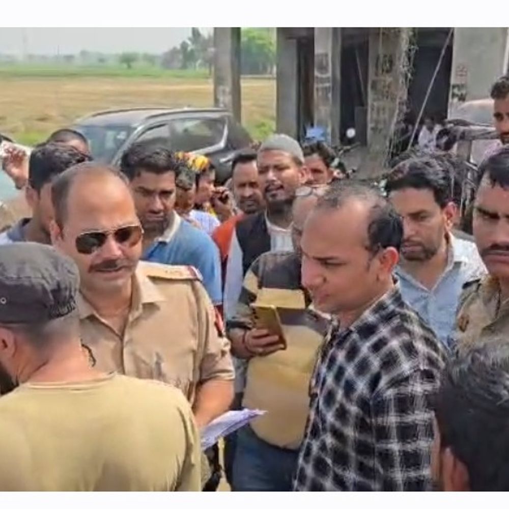 हापुड़ में पुलिस की सुरक्षा में गैस सिलेंडर बंटा:देरी होने पर सड़क जाम करने लगे, पुलिस ने समझाया