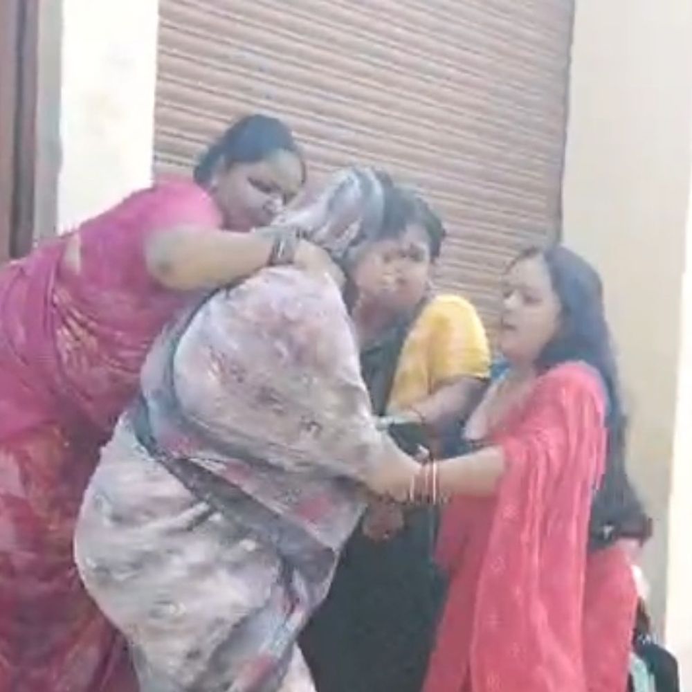 महिला और उसकी बहन को ससुराल वालों ने पीटा, VIDEO:पति की मौत के बाद ससुर और ननदें घर से निकालने की कर रहीं कोशिश