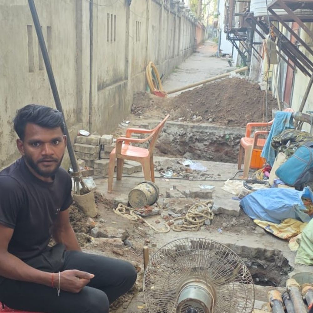 लखनऊ में सड़क पर सबसमर्सिबल की बोरिंग:आने-जाने में परेशानी, लोगों ने जिला अधिकारी और जल निगम से शिकायत की