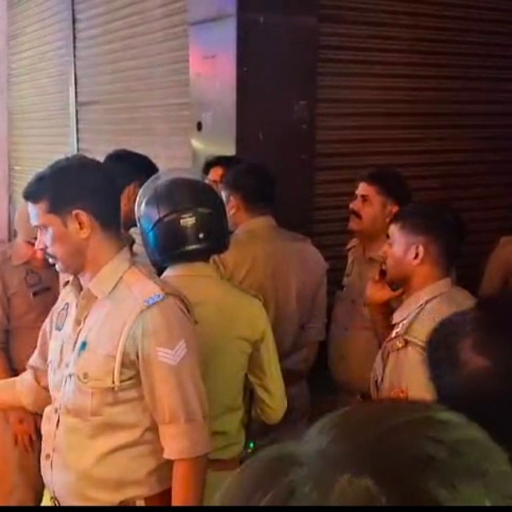 अलीगढ़ में पुरानी रंजिश में दो पक्षों में ताबड़तोड़ फायरिंग:तीन युवकों को लगी गोली, जेएन मेडिकल कॉलेज रेफर; इलाके में मचा हड़कंप