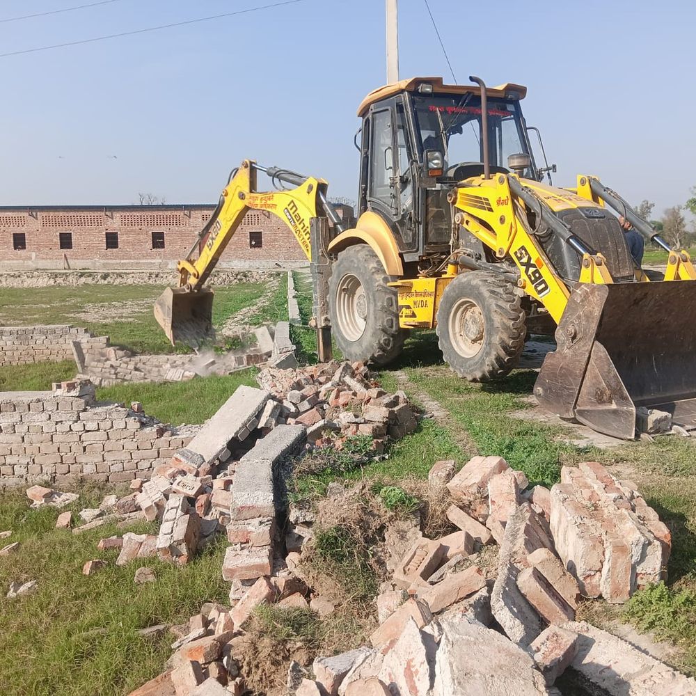 मथुरा में अवैध निर्माण पर चला बुलडोजर:एमवीडीए ने दो स्थानों पर की बड़ी कार्रवाई, सात हजार वर्ग मीटर में बन रही थी