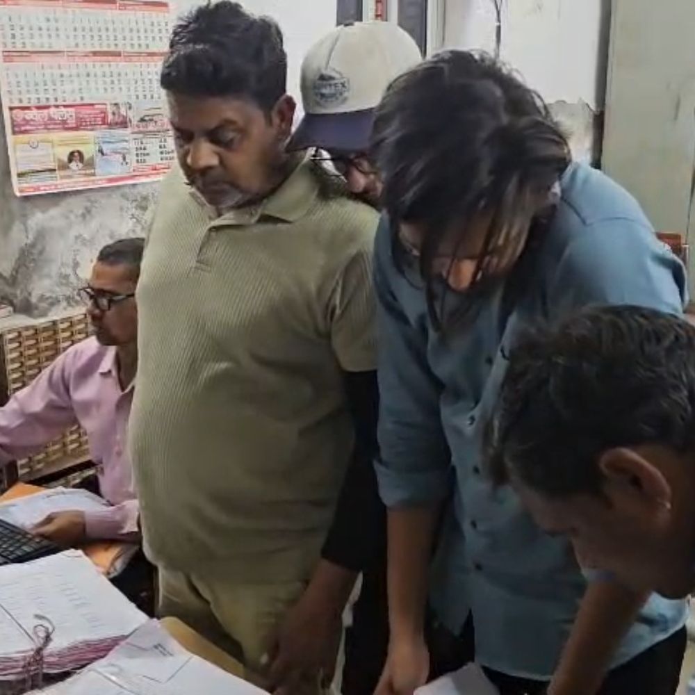 फिरोजाबाद निगम में जन्म-मृत्यु प्रमाण पत्र में परेशानी:महीनों भटक रहे लोग, आवेदन निरस्त होने की सूचना भी नहीं मिलती