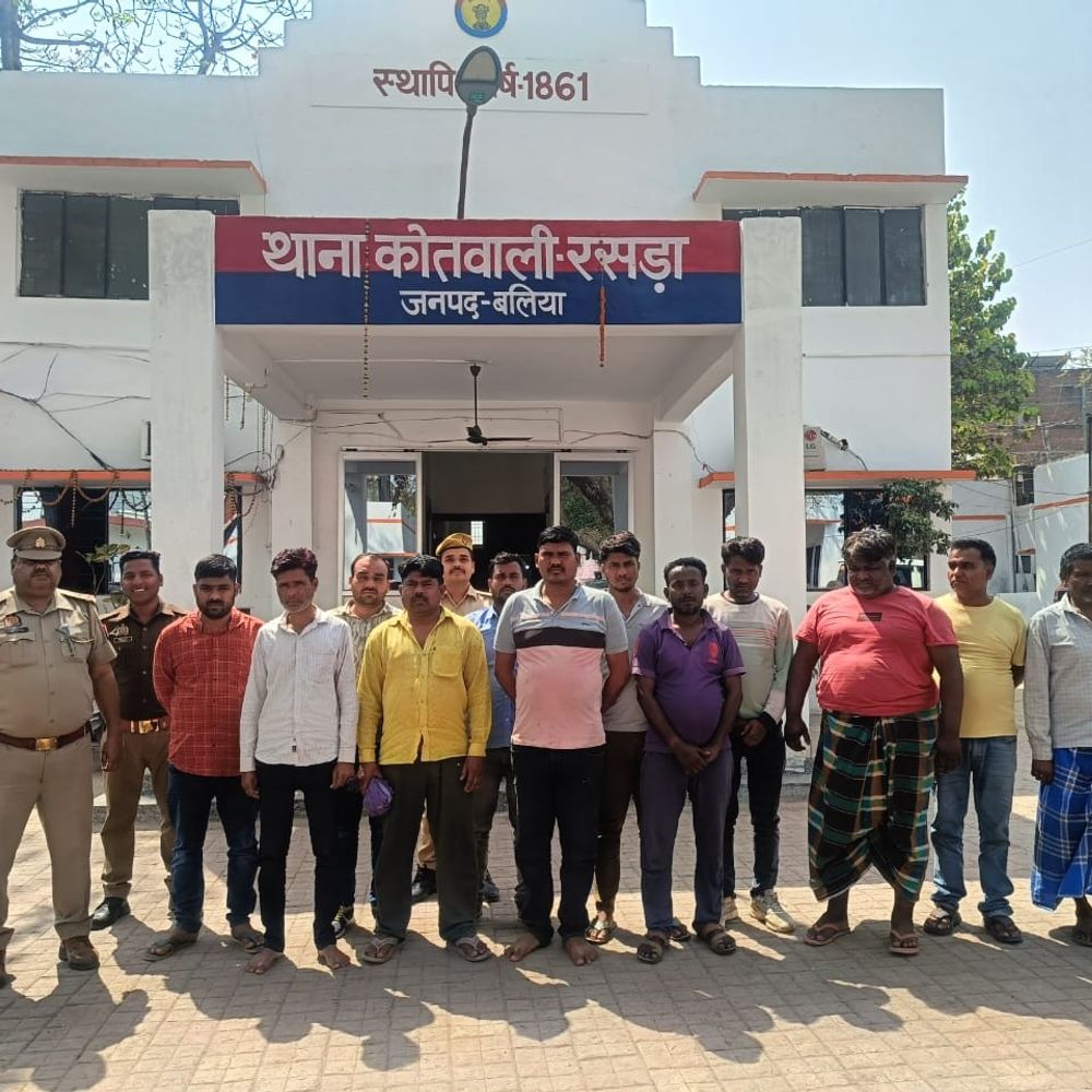 बलिया पुलिस ने 12 जुआरियों को किया गिरफ्तार:83 हजार नकद, 5 बाइक और 10 मोबाइल बरामद