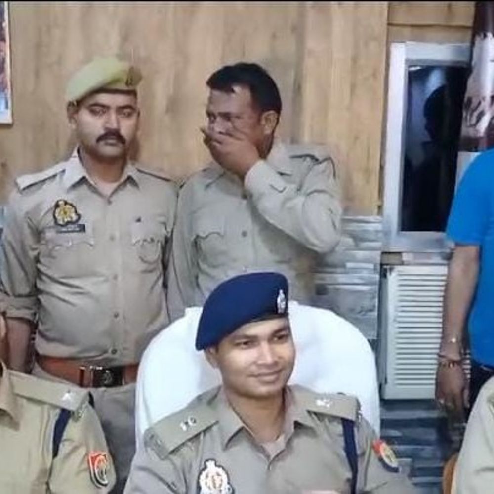 कानपुर में गांजा तस्कर गिरफ्तार:2 किलो गांजा और बाइक बरामद, वन विभाग की वर्दी पहनकर करता था सप्लाई